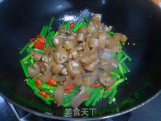 蒜苔炒猪皮的做法步骤：3