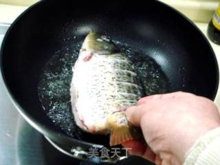 家庭如何制作美味的“干烧鲤鱼”？的做法步骤：5