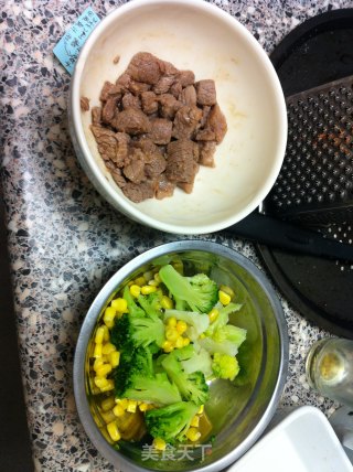 蚝油牛肉蔬菜盖浇饭的做法步骤：2