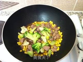 蚝油牛肉蔬菜盖浇饭的做法步骤：2