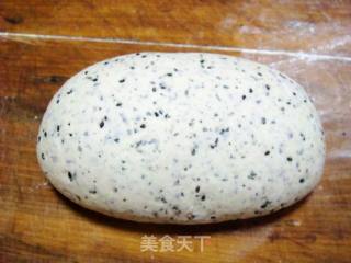 黑芝麻红枣花卷的做法步骤：3