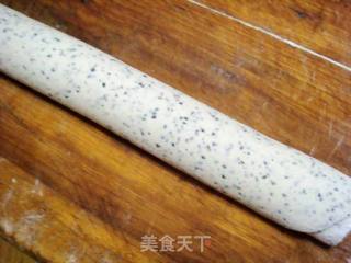 黑芝麻红枣花卷的做法步骤：3