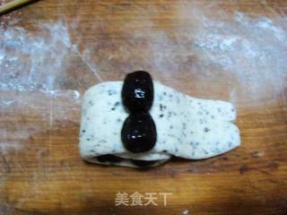 黑芝麻红枣花卷的做法步骤：3