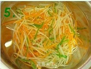 凉拌土豆丝——神秘调料和神秘惊喜的做法步骤：2