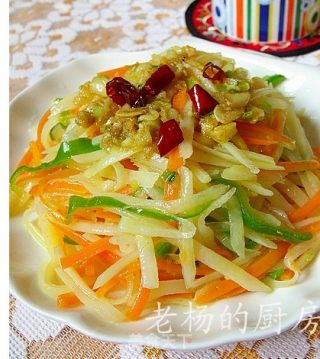 凉拌土豆丝——神秘调料和神秘惊喜的做法步骤：2