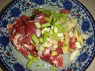 番茄烧牛肉的做法步骤：2