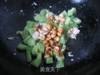 榛仁扇贝炒莴笋的做法步骤：2