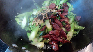 腊肠炒芥兰的做法步骤：2