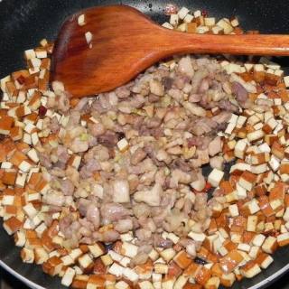 豆干炒肉粒的做法步骤：2