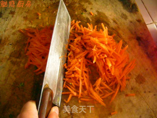 芹菜叶胡萝卜煎饼的做法步骤：2