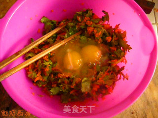 芹菜叶胡萝卜煎饼的做法步骤：2