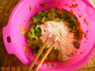 芹菜叶胡萝卜煎饼的做法步骤：2