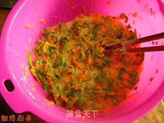 芹菜叶胡萝卜煎饼的做法步骤：2