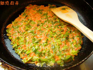芹菜叶胡萝卜煎饼的做法步骤：2