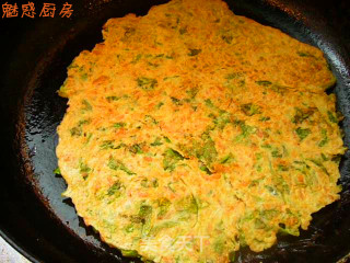芹菜叶胡萝卜煎饼的做法步骤：2