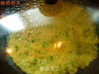 芹菜叶胡萝卜煎饼的做法步骤：2