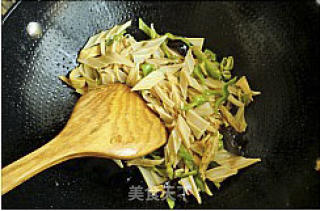 魔芋粉炒腐竹的做法步骤：2