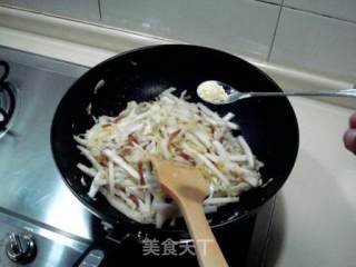 春季养生小炒“蟹干炒白菜”的做法步骤：2