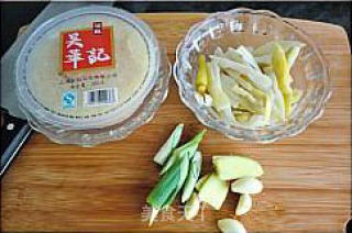 泡椒笋烧鱼块的做法步骤：2