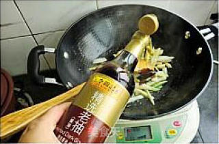 泡椒笋烧鱼块的做法步骤：2