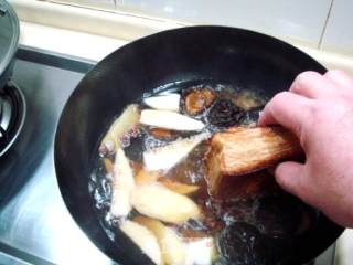 家宴大菜“千连福万字扣肉”的做法步骤：4