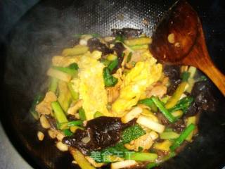鸡蛋肉丝炒三样的做法步骤：4