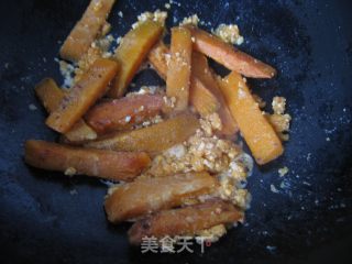 咸蛋黄焗南瓜条的做法步骤：2