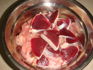 鸭杂绿豆芽的做法步骤：2