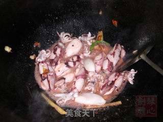 家常椒丝炒鱿鱼的做法步骤：4