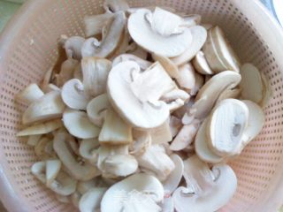 【老桃七厨房】山药蘑菇煲仔饭的做法步骤：2