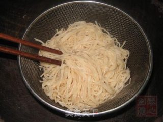 鸡蛋炒米线的做法步骤：4