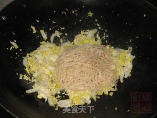鸡蛋炒米线的做法步骤：4