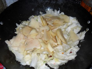 白菜炖冻豆腐的做法步骤：2
