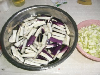 【老桃七厨房】茄子煲仔饭的做法步骤：2