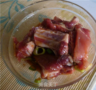 电饭煲版排骨煲仔饭的做法步骤：2