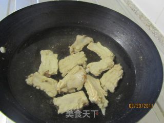 电饭锅也能煲出美味汤——排骨海带汤的做法步骤：2