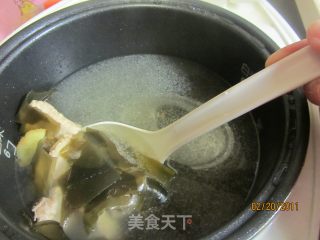 电饭锅也能煲出美味汤——排骨海带汤的做法步骤：2