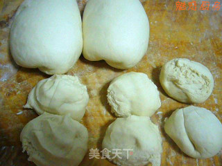 百姓家的普通饭---馒头、椒盐花卷和发面油饼的做法步骤：2