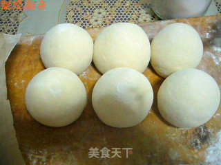 百姓家的普通饭---馒头、椒盐花卷和发面油饼的做法步骤：2