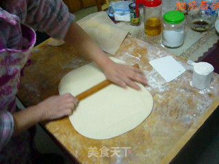 百姓家的普通饭---馒头、椒盐花卷和发面油饼的做法步骤：2