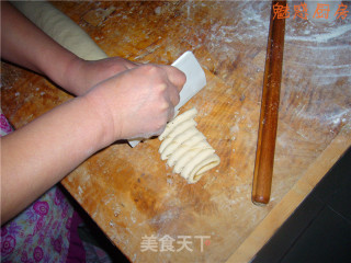 百姓家的普通饭---馒头、椒盐花卷和发面油饼的做法步骤：2