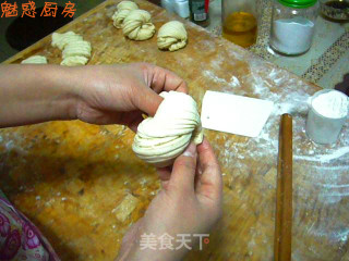 百姓家的普通饭---馒头、椒盐花卷和发面油饼的做法步骤：2
