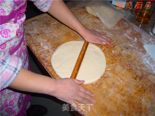 百姓家的普通饭---馒头、椒盐花卷和发面油饼的做法步骤：2