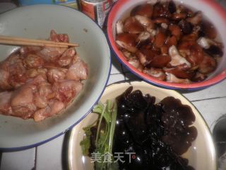 香菇炖鸡的做法步骤：2