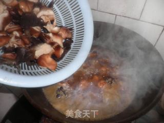 香菇炖鸡的做法步骤：2