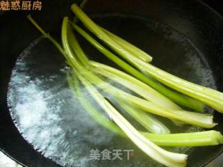 每周不可少的菜菜---芹菜木耳的做法步骤：2