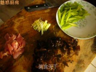 每周不可少的菜菜---芹菜木耳的做法步骤：2