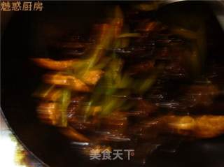 每周不可少的菜菜---芹菜木耳的做法步骤：2