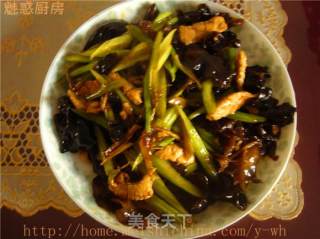 每周不可少的菜菜---芹菜木耳的做法步骤：2