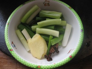土豆焖排骨的做法步骤：2